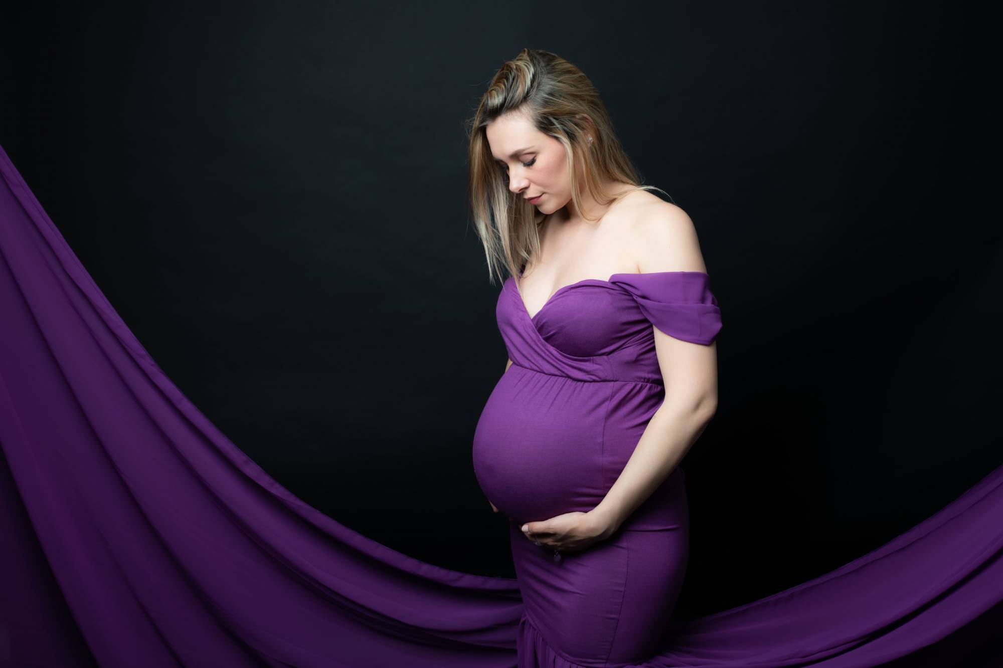photo de grossesse en studio avec une robe rouge violette proche de lyon