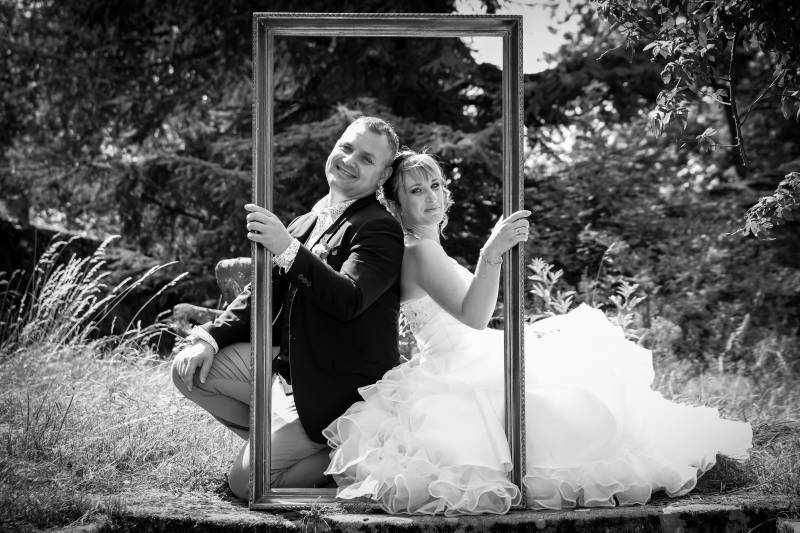 Séance photo de couple en amoureux pour leur mariage dans un cadre champêtre idyllique pas loin de lyon