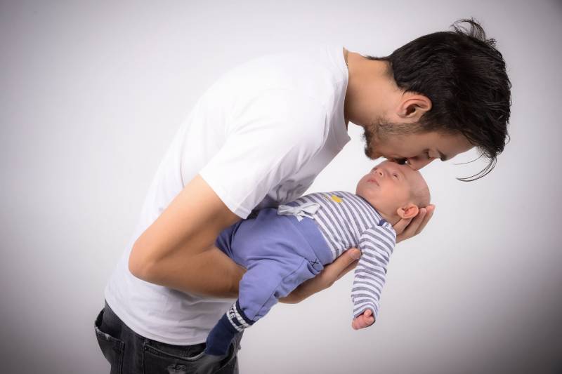 photo en studio d'un bébé nouveau né en famille à quelques mois pas loin de lyon