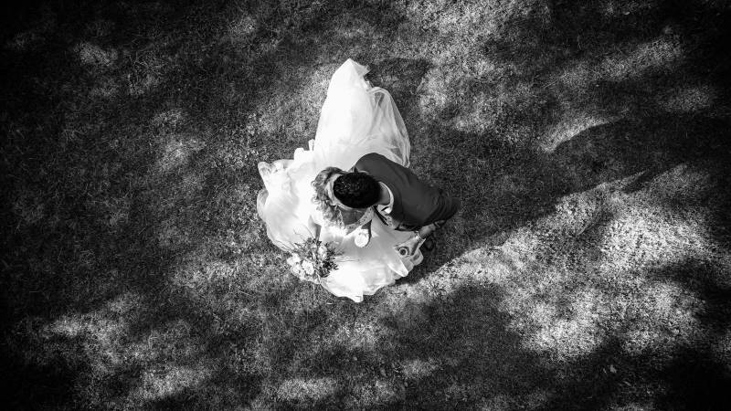 photo couple en drone pour mariage par un photographe près de lyon