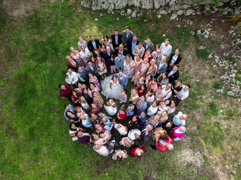 photo de drone pour groupe par un photographe de mariage proche de lyon