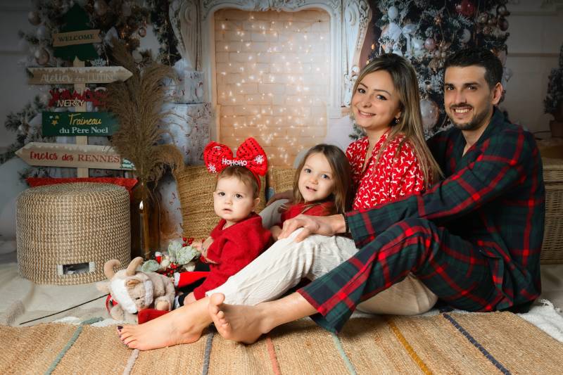 Séance photo famille Noël en studio près de Lyon avec enfants et décor féerique