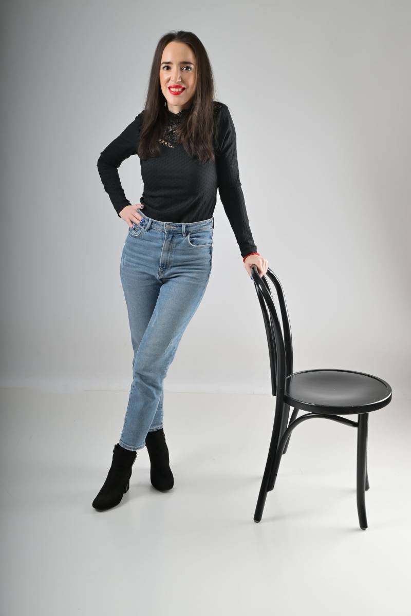 Shooting en studio : poses et styles variés pour composer un Book percutant sur fond blanc