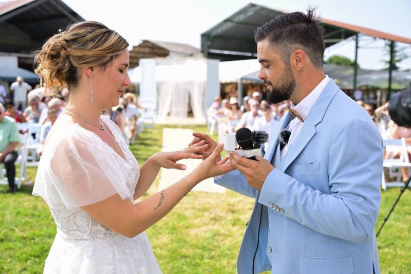 Photographe mariage pour échange des alliances lors d’une cérémonie en plein air