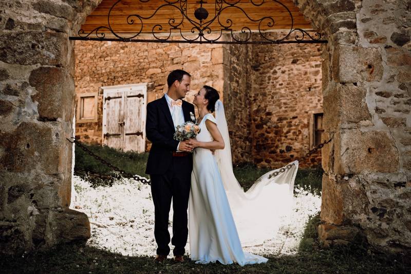 Photographe mariage près de Lyon couple dans un lieu de charme en pierre reportage naturel