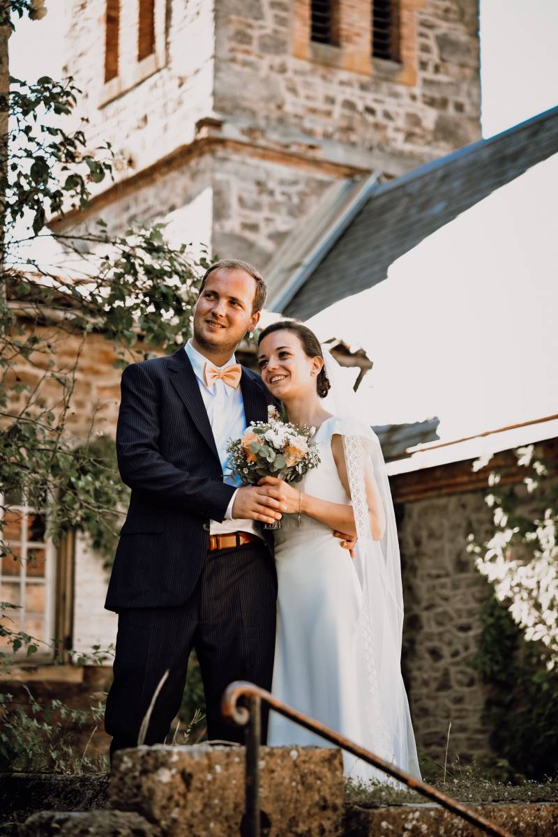 Photo de mariage en extérieur dans le Rhône couple élégant dans un lieu authentique proche de Lyon