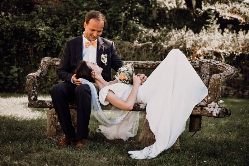 Séance photo couple mariage romantique en extérieur près de Lyon dans un cadre naturel