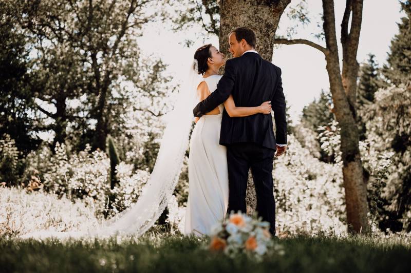 Photo couple mariage romantique en pleine nature par photographe mariage près de Vienne