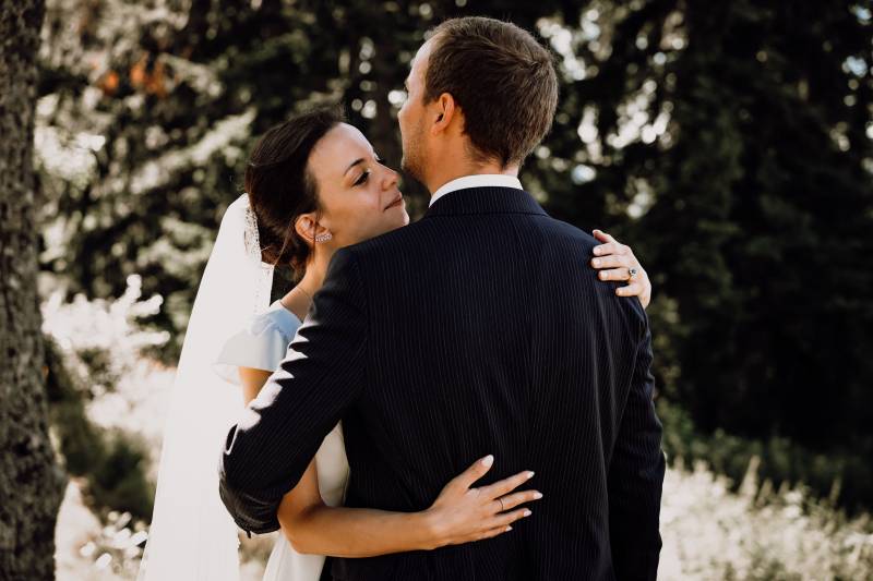 Portrait romantique des mariés enlacés lors d’un reportage photo mariage naturel