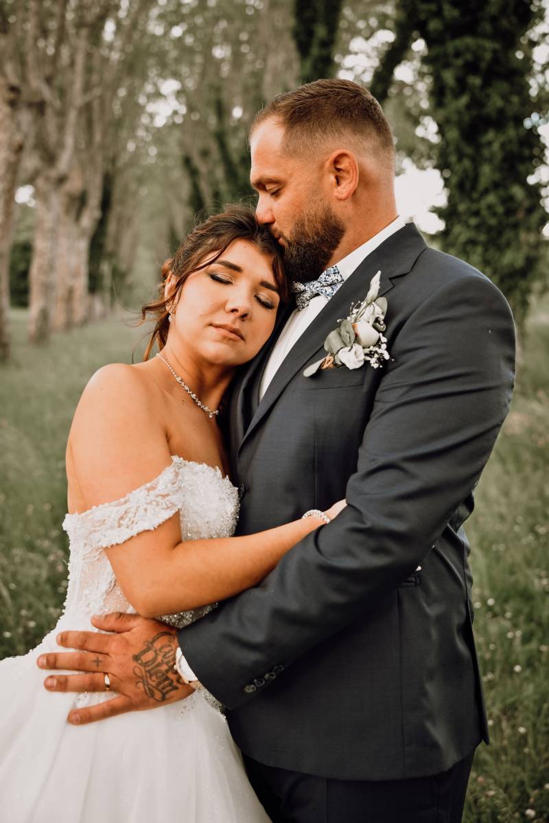 Déroulement reportage mariage près de Lyon capture d’un instant tendre du couple en extérieur
