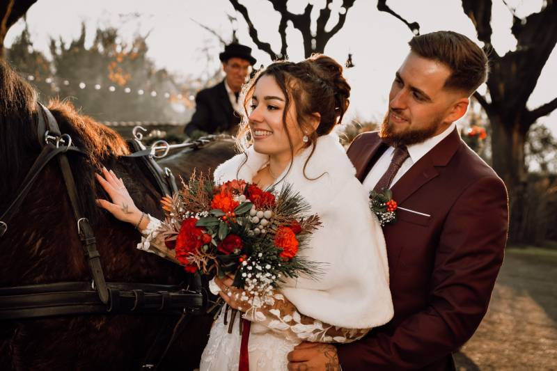 Portrait des mariés avec bouquet fleuri : séance photo mariage chaleureuse et naturelle avec calèche pas loin de lyon 2