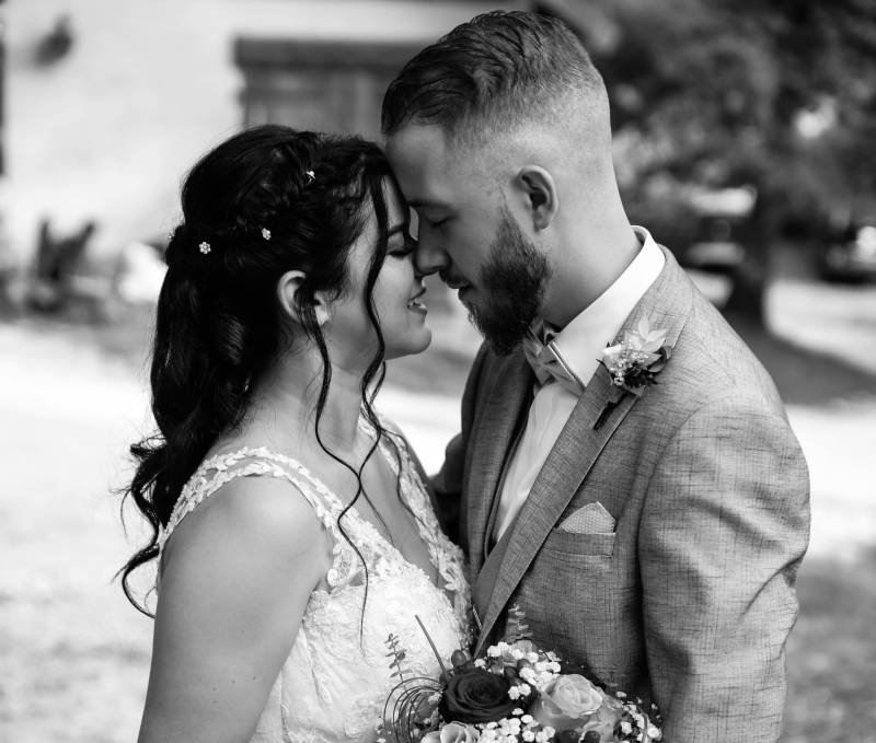 photo de mariage couple noir et blanc original dans un domaine