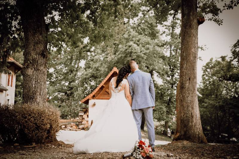 photo de couple de mariage romantiques dans un cadre dans parc naturel