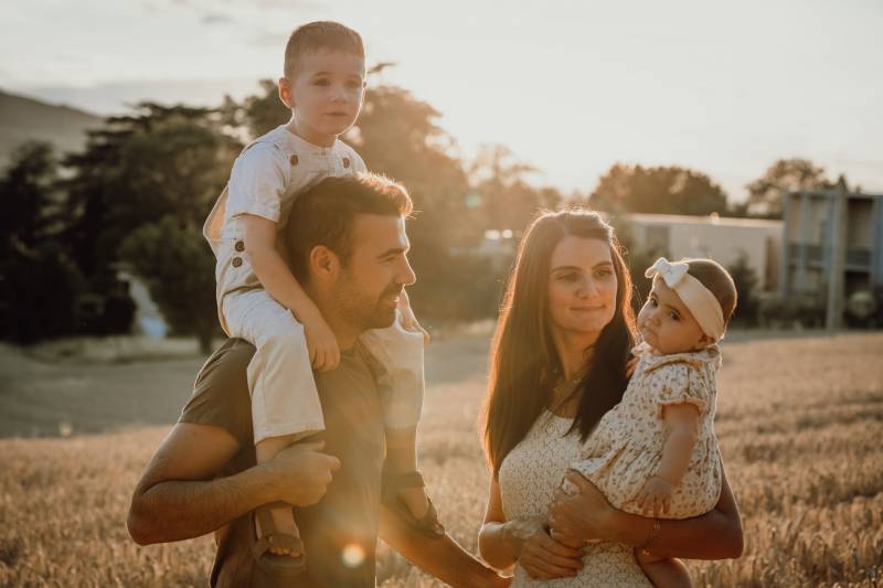 photo de famille dans un champs de blé proche lyon