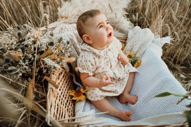 shooting photo bebe et parents à l'exterieur dans un champ proche de Lyon