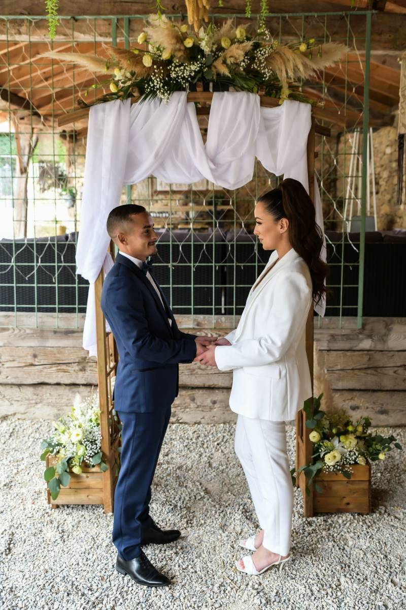 séance photo couple de mariage dans le style champetre proche de vienne et lyon