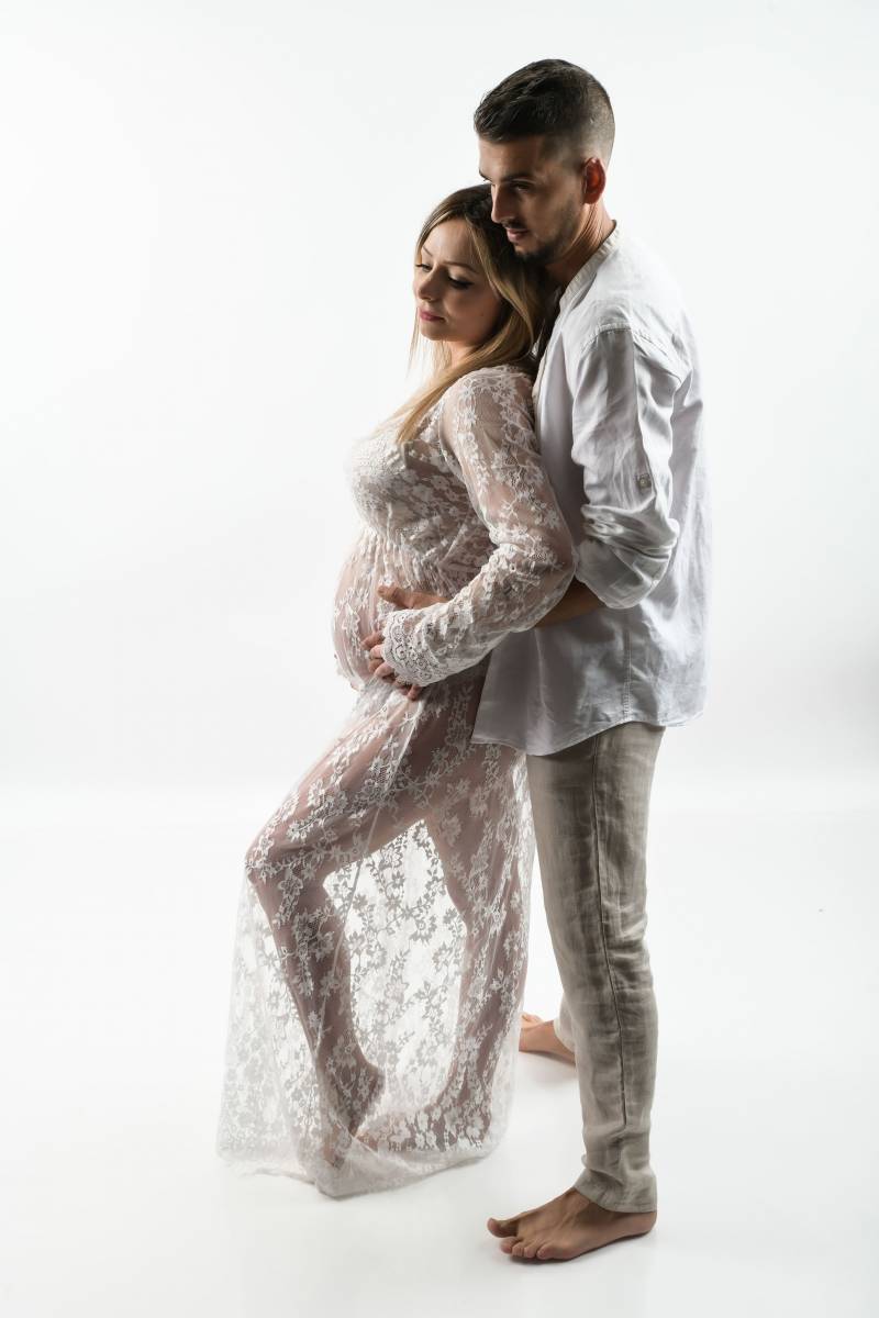 shooting photo en studio femme grossesse avec une robe dentelle blanche style champetre