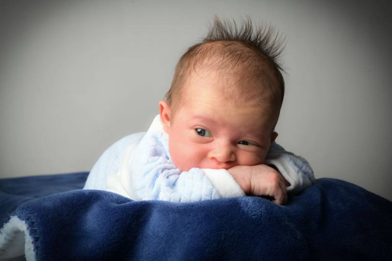 photo de naissance sur un panier en osier proche de lyon