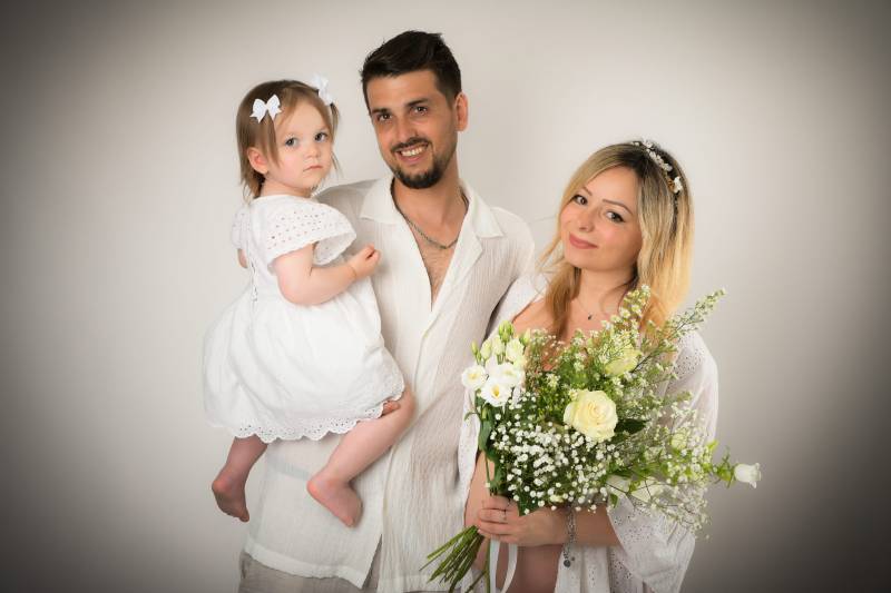 portrait-famille-en-blanc-studio-photo-la-mulatiere-flash-et-moi