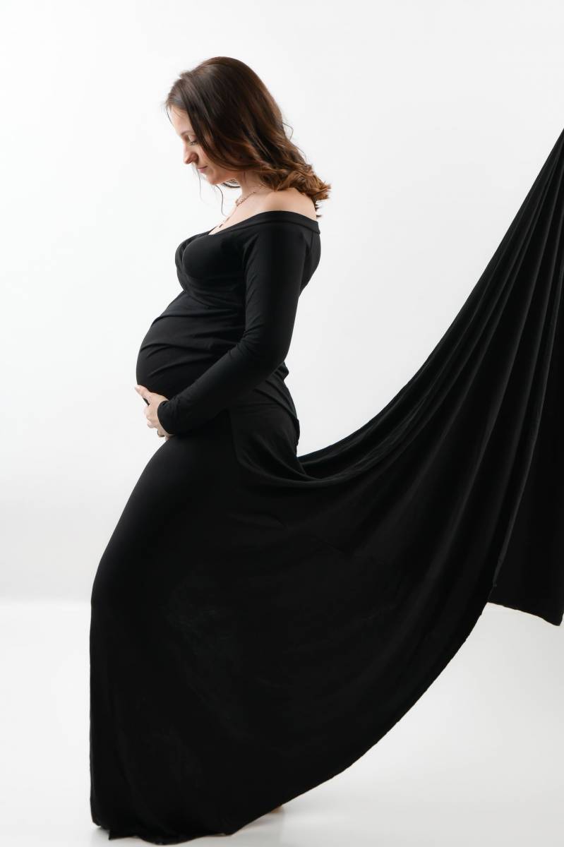 seance photo femme enceinte avec robe de grossesse voilage élégant pas loin de Saint-Genis-Laval