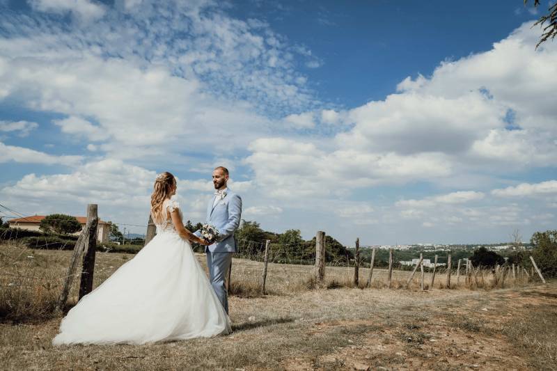 photo reportage de mariage en exterieur dans un champs près de lyon à chaponost
