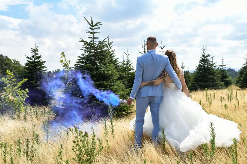 photo mariage couple avec fumigène à main a côté de lyon
