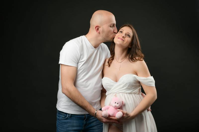 idée de shooting photo de grossesse sur fond noir à la Mulatiere proche de lyon (69)