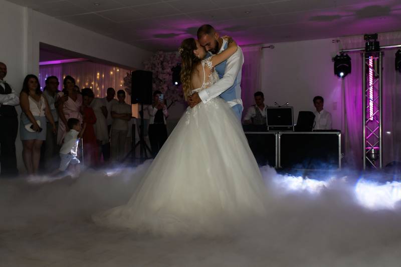 photo de soirée couple mariage pendant la danse proche de lyon 2