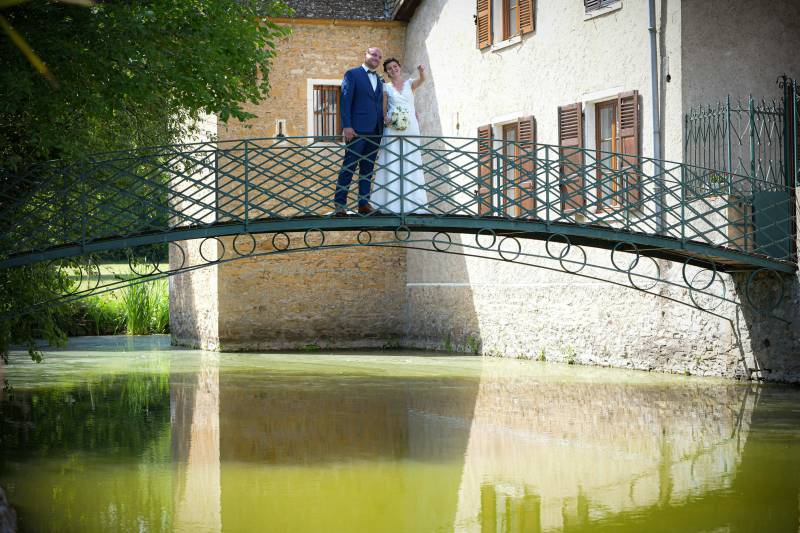 photo des mariees sur un pont dans un domaine près de lyon