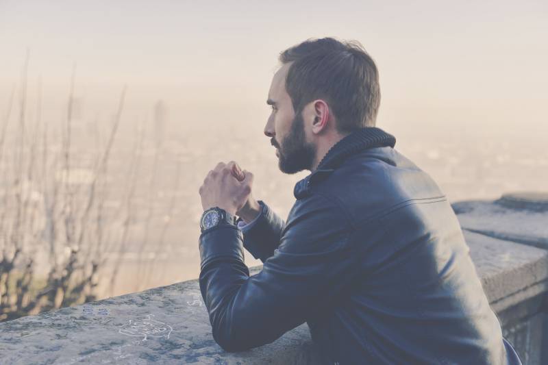 photo portrait de marque de montre homme en exterieur