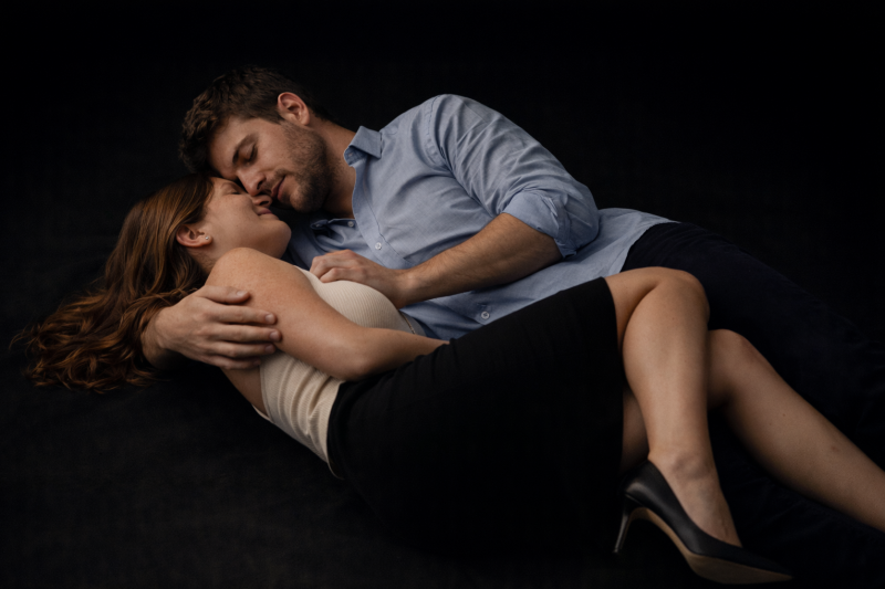 Photos de couple artistiques en studio proche de Villeurbanne avec mise en scène élégante et naturelle