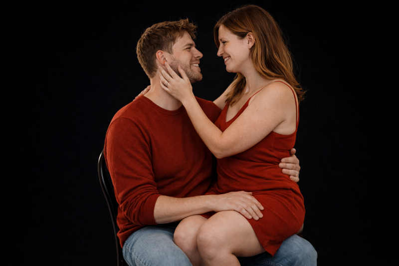 Séance photo couple lifestyle en studio sur fond noir près de Lyon