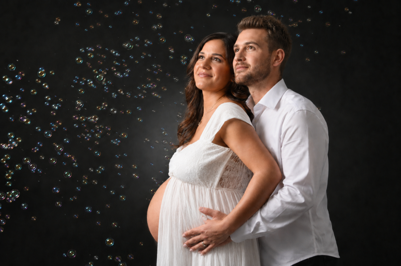 Séance photo grossesse en couple avec bulles de savon en studio près de Villeurbanne
